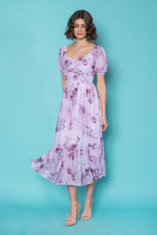Midi φλοράλ φόρεμα από τούλι, σε μεσάτη γραμμή, με ελαστικά μανίκια και μήκος μέχρι τη γάμπα, διαχρονικό και ιδανικό να φορεθεί σε μια επίσημη περίσταση, από το πρωί μέχρι το βράδυ.