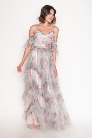 Maxi ρομαντικό λαδί φόρεμα από τούλι, σε μεσάτη γραμμή με μπούστο και πλάτη V, λεπτές τιράντες και αέρινη φούστα με βολάν, ιδανικό για μια επίσημη εμφάνιση!