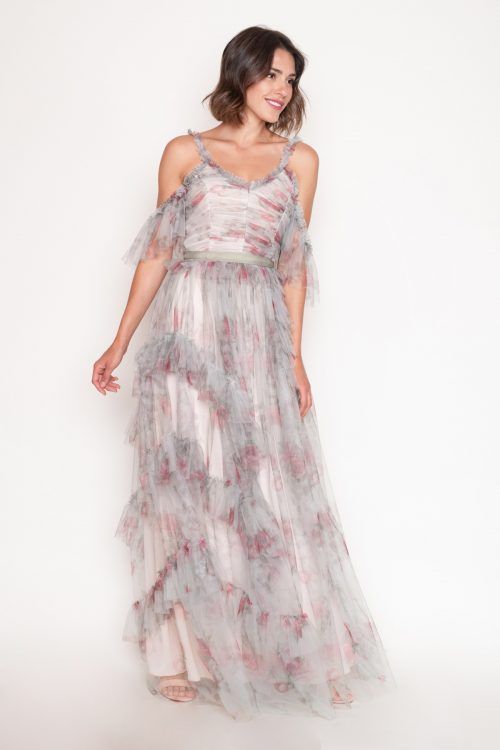 Maxi ρομαντικό λαδί φόρεμα από τούλι, σε μεσάτη γραμμή με μπούστο και πλάτη V, λεπτές τιράντες και αέρινη φούστα με βολάν, ιδανικό για μια επίσημη εμφάνιση!