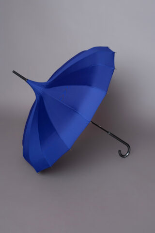Μπλε ομπρέλα σε σχήμα παγόδας, ιδανική τόσο για τον ήλιο όσο και τη βροχή!