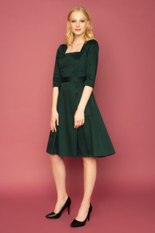 Μίντι πράσινο vintage φόρεμα με τετράγωνο μπούστο και 3/4 μανίκια, σε μεσάτη γραμμή, με κουφόπιετες στη φούστα και κορδέλα στη μέση.