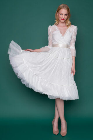 Λευκό φόρεμα από πουά τούλι και δαντέλα, σε μεσάτη γραμμή, με κλος φούστα μέχρι το γόνατο, με ανοιχτή πλάτη και βολάν, υπέροχο ρομαντικό φόρεμα για το γάμο σας ή μια βάπτιση!