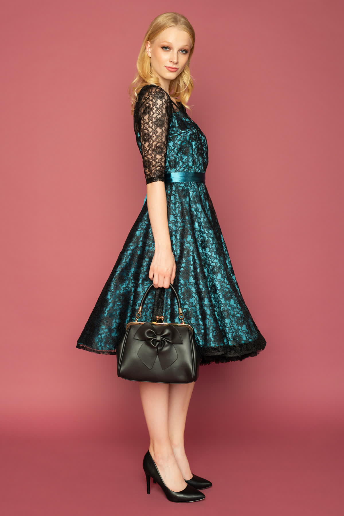 LB20106-petrol-dantelenio-klos-forema-5 Midi δαντελένιο φόρεμα σε μεσάτη γραμμή, από υπέροχη μαύρη δαντέλα, με πετρόλ φόδρα,  3/4 μανίκια, διαφάνεια στους ώμους και τα χέρια, λαιμουδιά V, μικρό άνοιγμα στην πλάτη και μήκος μέχρι το γόνατο, είναι το πιο chic φόρεμα για γάμο.