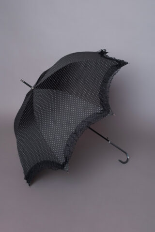 Αδιάβροχη ρομαντική μαύρη πουά ομπρέλα με δαντελένιο βολάν στο τελείωμα, ιδανική για να ολοκληρώσετε ένα ξεχωριστό look!