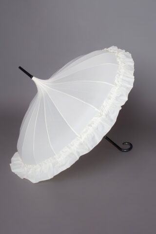 Αδιάβροχη ρομαντική κρεμ ομπρέλα σε σχήμα παγόδας, με βολάν στο τελείωμα, ιδανική για να ολοκληρώσετε ένα ξεχωριστό look!