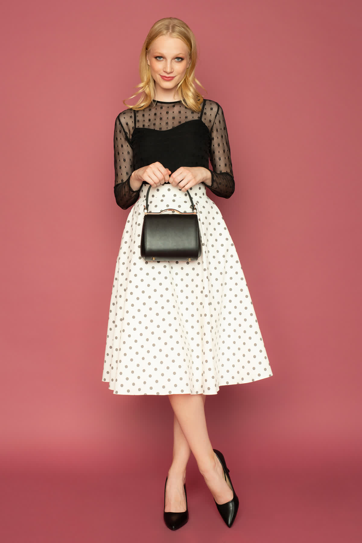 gkri-poua-klos-fousta-5 Ψηλόμεση κλος φούστα, μέχρι το γόνατο, με γκρι πουά print και τσέπες για να δημιουργήσετε ένα ρετρό look για όλες τις ώρες!