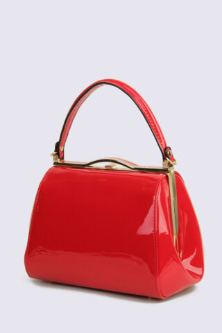 Κόκκινη λουστρίνι τσάντα, με αποσπώμενο μακρύ λουράκι, ιδανική για μια απογευματινή ή βραδινή εμφάνιση.