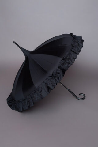 Αδιάβροχη ρομαντική μαύρη ομπρέλα σε σχήμα παγόδας, με βολάν στο τελείωμα, ιδανική για να ολοκληρώσετε ένα ξεχωριστό look!