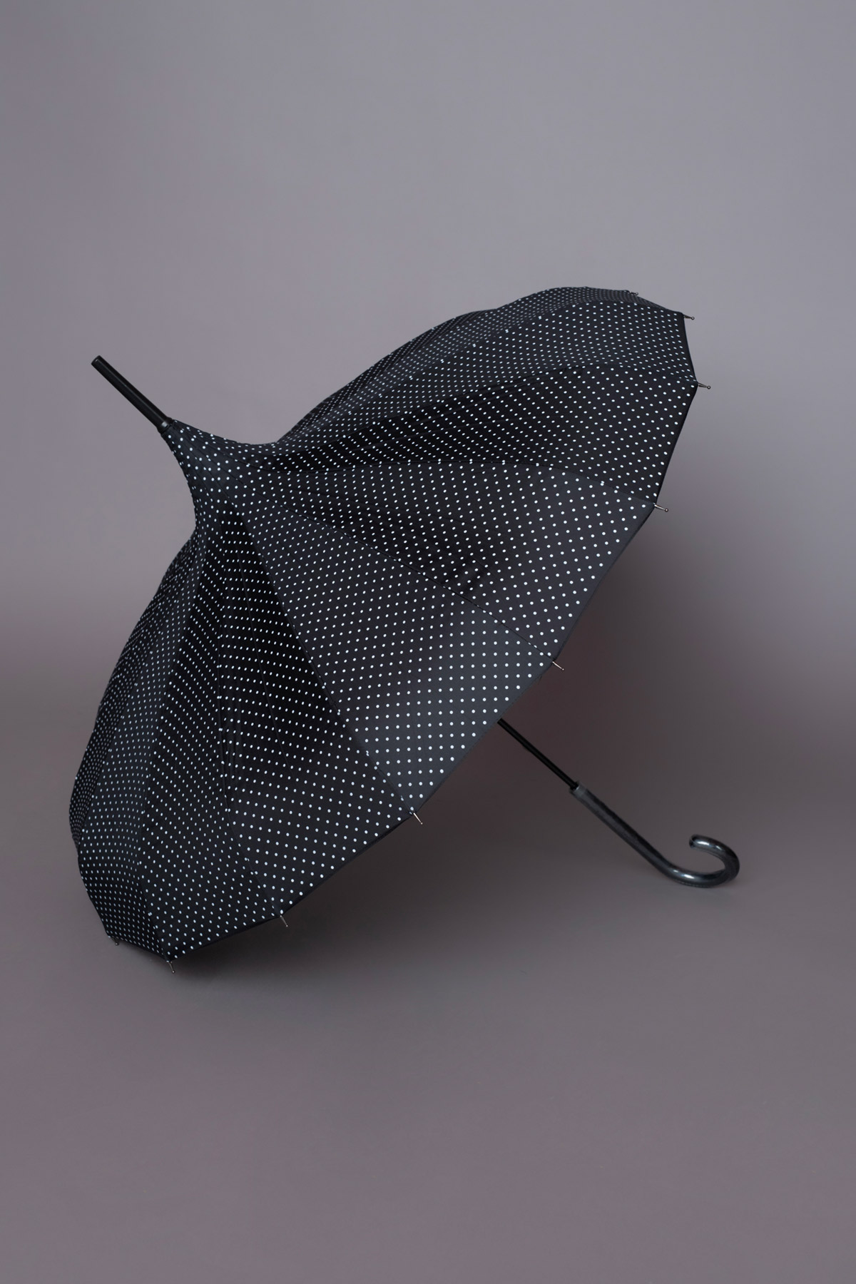 μαύρη πουά ομπρέλα σε σχήμα παγόδα ιδανική για ήλιο ή βροχή