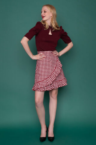 Ψηλόμεση φούστα σε άλφα γραμμή, με βολάν και φερμουάρ στα πλάγια από κόκκινο καρό pattern για το απόλυτο sixties look!