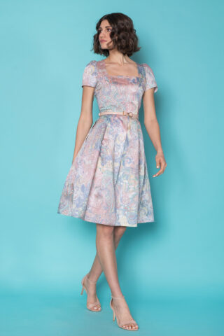 Παστέλ vintage φόρεμα με τετράγωνο μπούστο και κοντά μανίκια, σε μεσάτη γραμμή, με κουφόπιετες στη φούστα, που κλείνει πίσω με κρυφό φερμουάρ.
