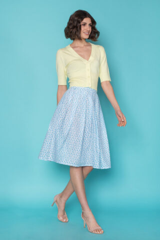 Ψηλόμεση φούστα με print από μικρά μπλε λουλούδια, κουφόπιετες και μήκος μέχρι το γόνατο. Συνδυάστε την με ένα εφαρμοστό τοπ για το απόλυτο vintage look.