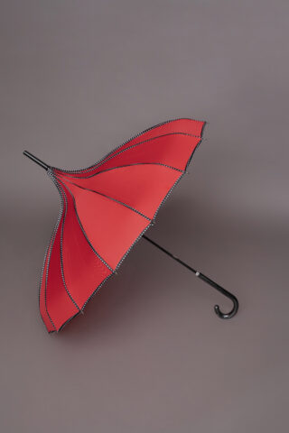 Κόκκινη ομπρέλα σε σχήμα παγόδας, με μαύρες λωρίδες πουά, ιδανική τόσο για τον ήλιο όσο και τη βροχή!