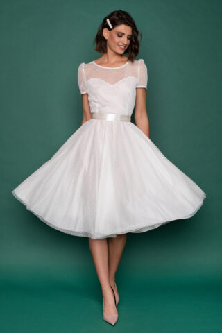Εντυπωσιακό λευκό μεσάτο φόρεμα από πουά τούλι, με κοντά μανίκια και λαιμόκοψη σε σχήμα καρδιάς για το απόλυτο vintage νυφικό look. 
