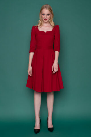 Μίντι κόκκινο φόρεμα με μπούστο ανοιχτή καρδιά και 3/4 μανίκια, σε μεσάτη γραμμή, με κουφόπιετες στη φούστα, που κλείνει πίσω με κρυφό φερμουάρ.