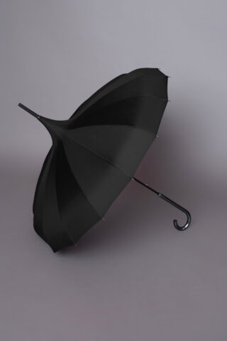 Μαύρη ομπρέλα σε σχήμα παγόδας, ιδανική τόσο για τον ήλιο όσο και τη βροχή!