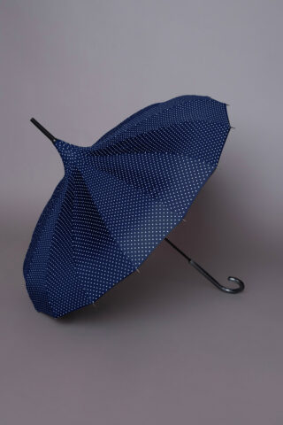 Μπλε ομπρέλα με μικρά άσπρα πουά σε σχήμα παγόδας, ιδανική τόσο για τον ήλιο όσο και τη βροχή!