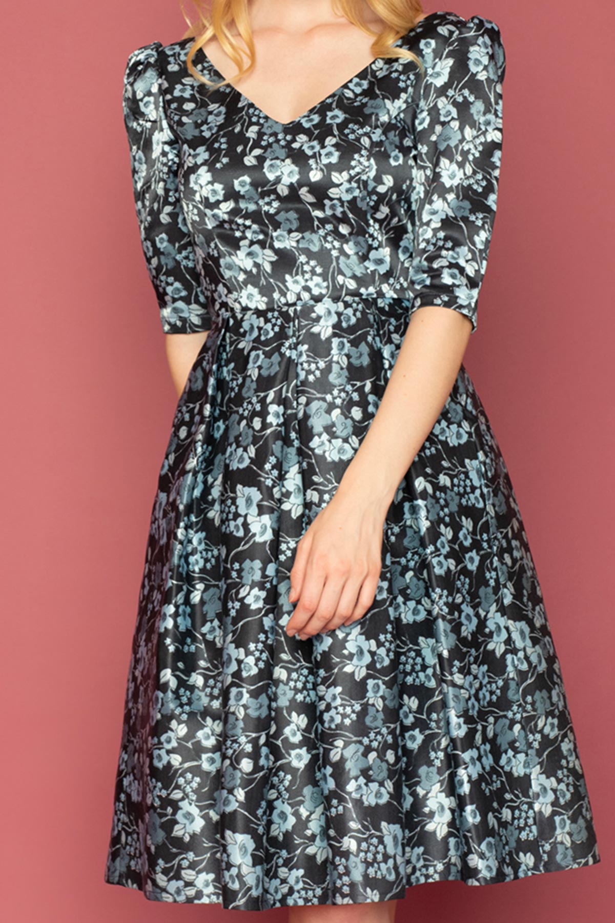 Σατινέ φλοράλ φόρεμα με λαιμουδιά και πλάτη σε σχήμα V, με 3/4 μανίκια, σε μεσάτη γραμμή, με κουφόπιετες στη φούστα και τσέπες, ιδανικό για μια επίσημη περίσταση.