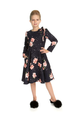 50s style φλοράλ παιδικό φόρεμα, με ψηλή λαιμουδιά και φιόγκο στο λαιμό, μακριά μανίκια και κλος φούστα με τσέπες.