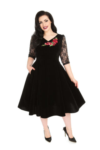 Εντυπωσιακό κλος φόρεμα από μαύρο βελούδο, με 3/4 δαντελένια μανίκια, V λαιμουδιά και κέντημα στο μπούστο, για επίσημες εμφανίσεις.