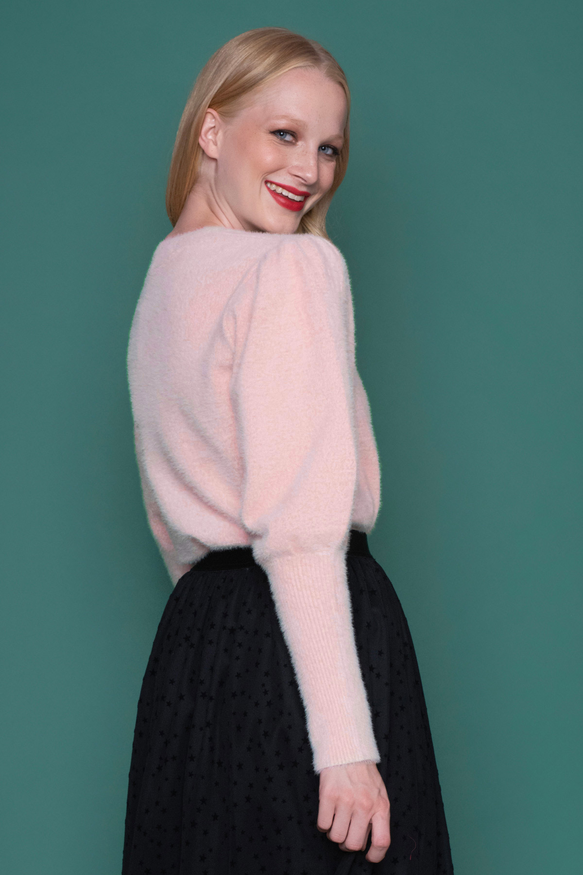 Δώστε μια chic πινελιά στο καθημερινό look με αυτό το ροζ πουλόβερ! Τα υπέροχα statement φουντωτά μανίκια που κλείνουν εφαρμοστά από τον αγκώνα και κάτω, μαζί με το μαλακό ύφασμα, θα το κάνουν το αγαπημένο σας για τη σεζόν.