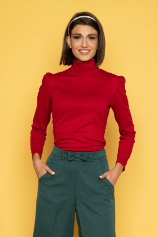 Κόκκινη μπλούζα σε εφαρμοστή γραμμή με ζιβάγκο που κλείνει πίσω με μικρά μαύρα κουμπάκια και σούρα στα μακριά μανίκια, για να δημιουργήστε ένα chic retro outfit για όλες τις ώρες.
