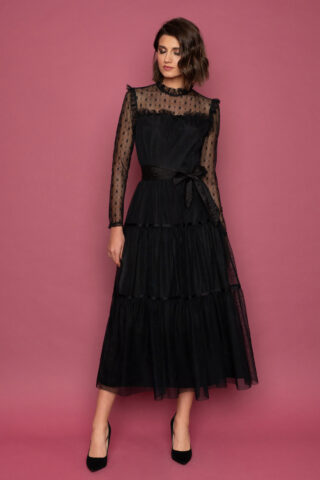 Midi μαύρο φόρεμα από τούλι, με μακριά μανίκια και διαφάνεια στους ώμους και τα χέρια, βολάν στη φούστα και μήκος μέχρι τον αστράγαλο. Ένα απόλυτα θηλυκό κομμάτι για μια επίσημη περίσταση.