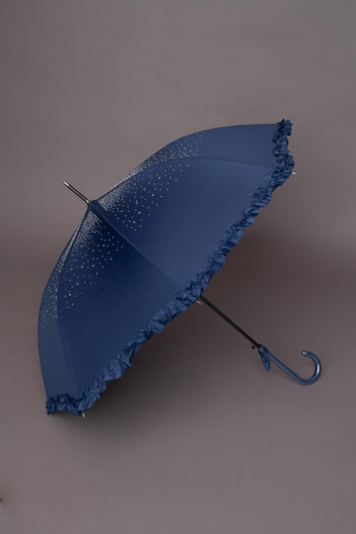 Αδιάβροχη μπλε ομπρέλα, με στρας και βολάν στο τελείωμα, ιδανική για να ολοκληρώσετε ένα ξεχωριστό look!