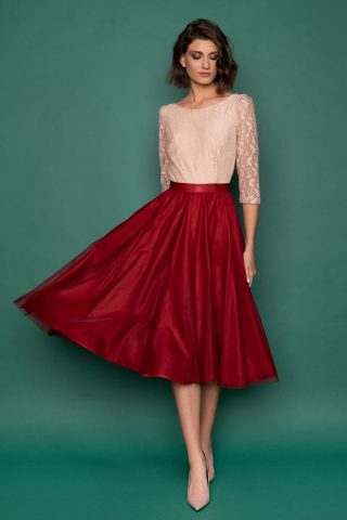 Μπορντώ midi φούστα από τούλι σε κλος γραμμή, με λάστιχο στη μέση και αέρινη κίνηση, για μια ρομαντική εμφάνιση.