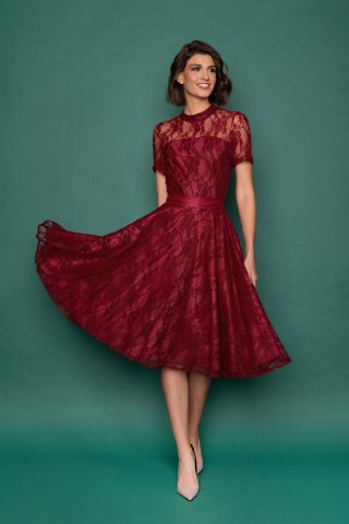 Midi vintage φόρεμα σε μεσάτη γραμμή, με υπέροχη μπορντό δαντέλα, κλος φούστα με μήκος μέχρι το γόνατο, κοντά μανίκια, κλειστή λαιμουδιά και διαφάνεια στους ώμους και τα χέρια, είναι το πιο chic φόρεμα για να συνοδεύσει μια επίσημη εμφάνισή σας.