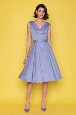 Κλος vintage φόρεμα από λιλά σατέν ύφασμα, σε μεσάτη γραμμή, με μπούστο και πλάτη σε σχήμα V με γιακά.