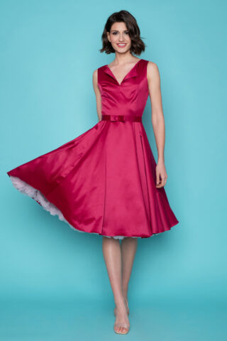 Vintage σατέν κλος φόρεμα με ζώνη στη μέση, εφαρμοστό στον κορμό, με μπούστο σε σχήμα V και κλος φούστα, μέχρι το γόνατο. 