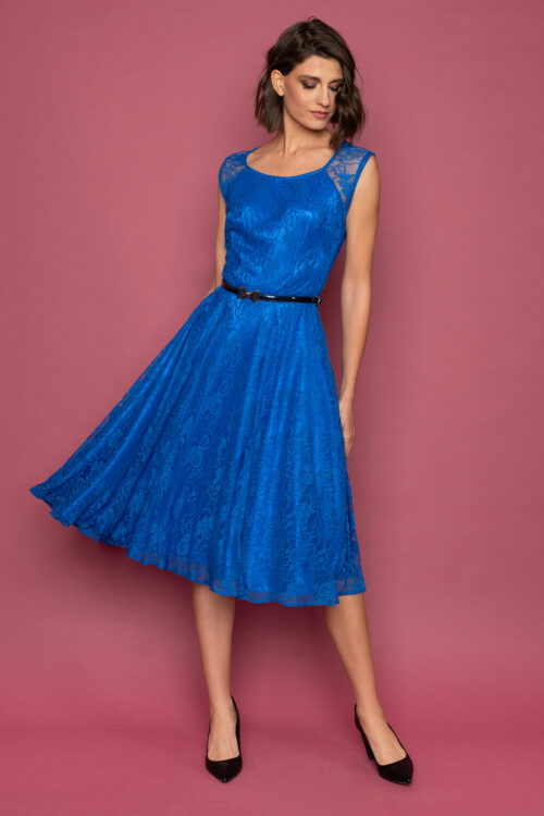 Δαντελένιο vintage φόρεμα σε μεσάτη γραμμή, από υπέροχη μπλε ελεκτρίκ δαντέλα και μήκος μέχρι το γόνατο, αμάνικο με διαφάνεια στους ώμους και στρογγυλή λαιμουδιά, είναι το πιο chic φόρεμα για να συνοδεύσει μια επίσημη εμφάνισή σας. 