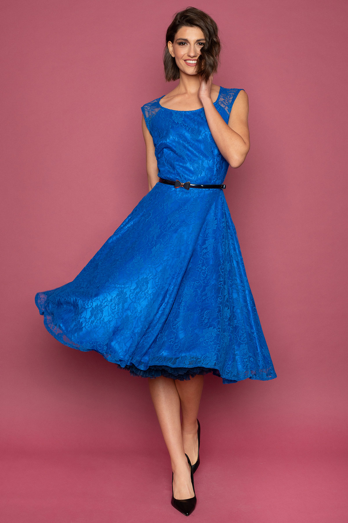 Δαντελένιο vintage φόρεμα σε μεσάτη γραμμή, από υπέροχη μπλε ελεκτρίκ δαντέλα και μήκος μέχρι το γόνατο, αμάνικο με διαφάνεια στους ώμους και στρογγυλή λαιμουδιά, είναι το πιο chic φόρεμα για να συνοδεύσει μια επίσημη εμφάνισή σας. 