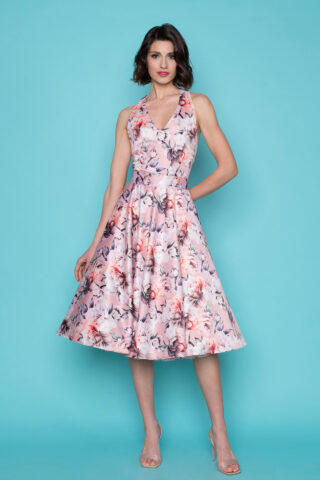 Φλοράλ vintage φόρεμα με ανοιχτό V που δένει στο λαιμό, με κορδέλα στη μέση, εφαρμοστό στον κορμό, και κλος φούστα μέχρι το γόνατο, από μαλακό ελαστικό ύφασμα.
