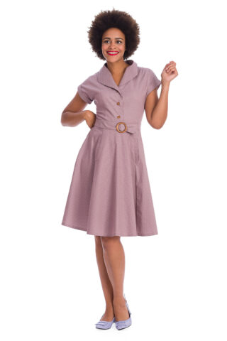 Λιλά πουά swing φόρεμα με κλος φούστα σε μίντι μήκος, με ζώνη, γιακά και ψεύτικα κουμπιά στο μπροστινό μέρος και κοντά μανίκια για ένα εντυπωσιακό '50 look!
