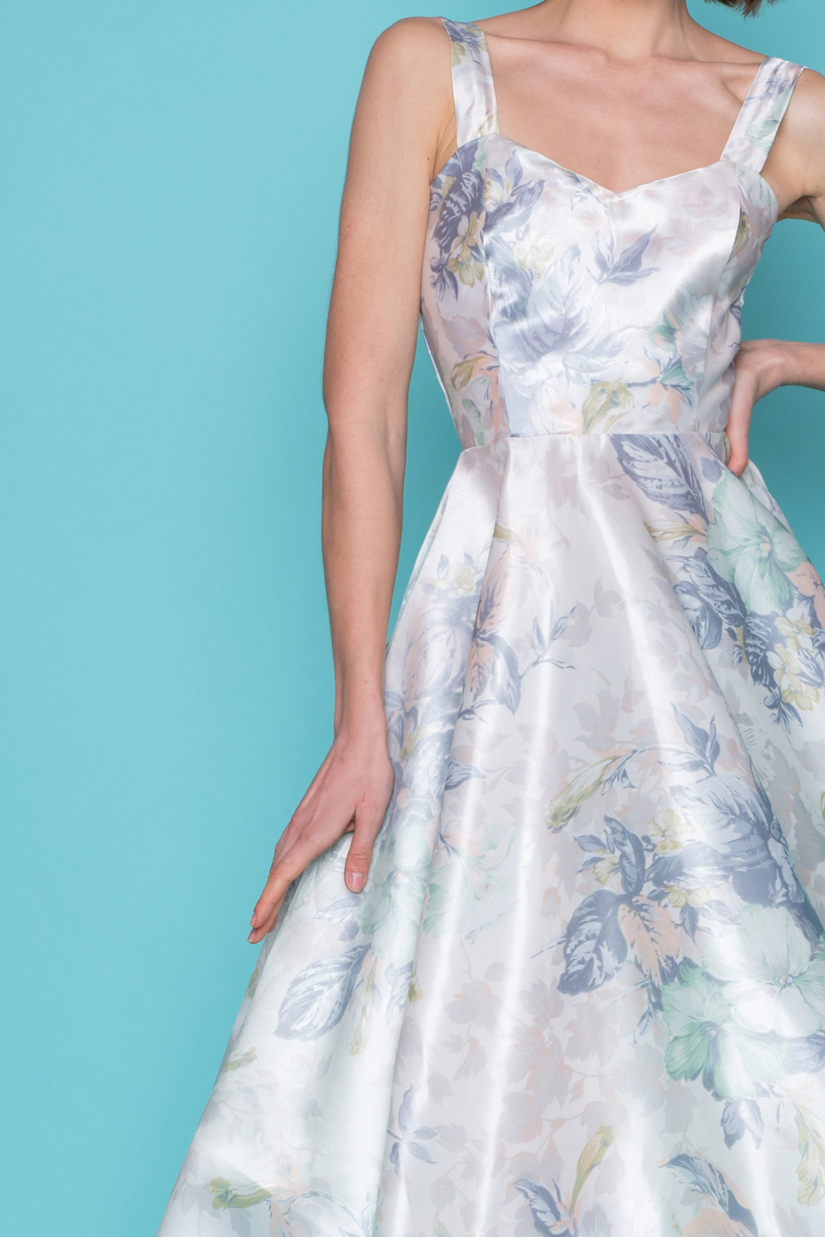 Κλος φόρεμα με τιράντες, σε μεσάτη γραμμή, ανοιχτή λαιμουδιά και μήκος μέχρι τη γάμπα, από σατινέ παστέλ φλοράλ ύφασμα, ιδανικό για μια επίσημη περίσταση!