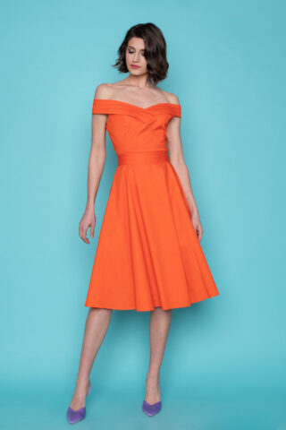 Πορτοκαλί μεσάτο φόρεμα, με ανοιχτούς ώμους, κλος φούστα, με πιέτες στο μπούστο και κορδέλα ζώνη για να τονίσει τη σιλουέτα στη μέση. Υπέροχο φόρεμα για όλες τις περιστάσεις! 