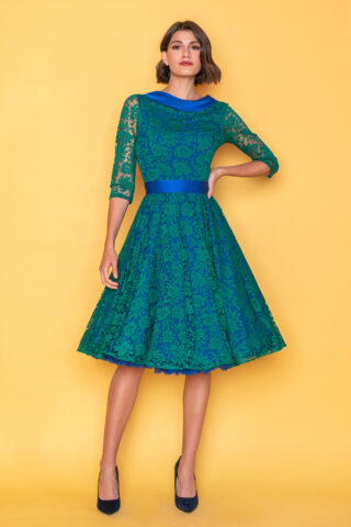 Δαντελένιο midi φόρεμα σε μεσάτη γραμμή, από υπέροχο ντεβορέ ύφασμα σε αποχρώσεις του μπλε και πράσινου, με μήκος μέχρι το γόνατο, σατέν λαιμουδιά χαμόγελο που γυρίζει πίσω σε σχήμα V με γιακά για ελαφρώς ανοιχτή πλάτη, είναι το πιο chic φόρεμα για να συνοδεύσει μια επίσημη εμφάνισή σας. 