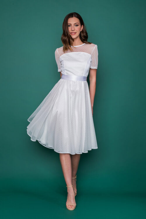 Εντυπωσιακό λευκό μεσάτο φόρεμα από πουά τούλι, με κοντά μανίκια και λαιμόκοψη σε οβάλ σχήμα για το απόλυτο vintage νυφικό look.