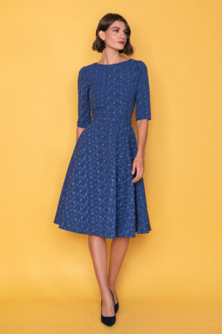 50s Midi μπλε φόρεμα με flock print από λουλούδια και 3/4  μανίκια, σε μεσάτη γραμμή, με κλειστή λαιμουδιά και κλος φούστα μέχρι το γόνατο, ιδανικό για όλες τις ώρες!