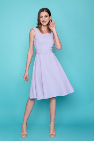 Vintage λιλά φόρεμα, εφαρμοστό στον κορμό, με χαμόγελο, στρογγυλή πλάτη, υφασμάτινη ζώνη και κλος φούστα μέχρι το γόνατο.