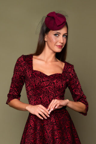 Kουάφ - καπέλο αγγλικού στυλ, σε μπορντό χρώμα με φιόγκο και μαύρο δίχτυ για ένα ρομαντικό outfit!