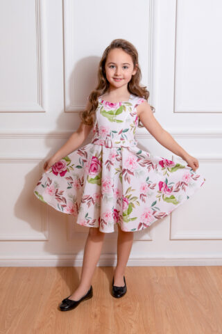 50s style φλοράλ παιδικό φόρεμα, με cap μανίκια, λαιμουδιά σε σχήμα καρδιά, ζώνη στη μέση και κλος φούστα με τσέπες. 