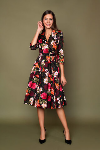 Ρετρό φλοράλ φόρεμα με φούξια και πορτοκαλί λουλούδια σε μαύρο φόντο, με 3/4  μανίκια, ζώνη στη μέση και V λαιμουδιά με γιακά για όλες τις ώρες.