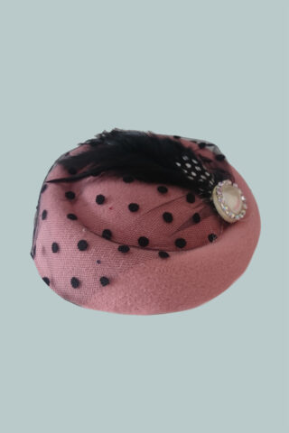 Kουάφ - καπέλο αγγλικού στυλ, σε ροζ χρώμα με οβάλ πέρλα, μαύρα φτερά και πουά τούλι για ένα ρομαντικό outfit!