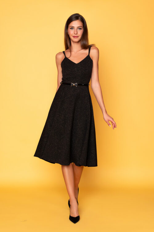 Μαύρο φόρεμα σε μεσάτη γραμμή, με κλος φούστα μέχρι το γόνατο, από εντυπωσιακό γκλίτερ ύφασμα, με μπούστο σε σχήμα καρδιάς και τιράντες. Σχηματίζει υπέροχα την hourglass figure και είναι ιδανικό φόρεμα για επίσημες περιστάσεις!