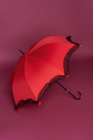 Αδιάβροχη ρομαντική κόκκινη πουά ομπρέλα με δαντελένιο βολάν στο τελείωμα, ιδανική για να ολοκληρώσετε ένα ξεχωριστό look!