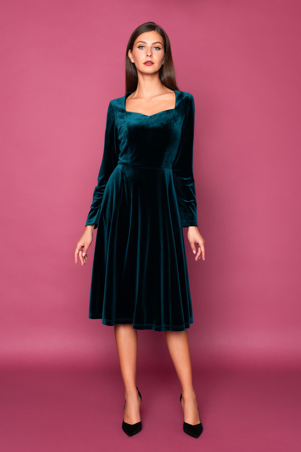 prasino-veloudo-vintage-forema-1 Πράσινο φόρεμα με μακριά μανίκια, λαιμουδιά σε σχήμα καρδιάς, εφαρμοστό στον κορμό και κλος φούστα μέχρι τη γάμπα, από μαλακό κι ελαστικό ύφασμα βελούδο, ιδανικό για μια ιδιαίτερη περίσταση.