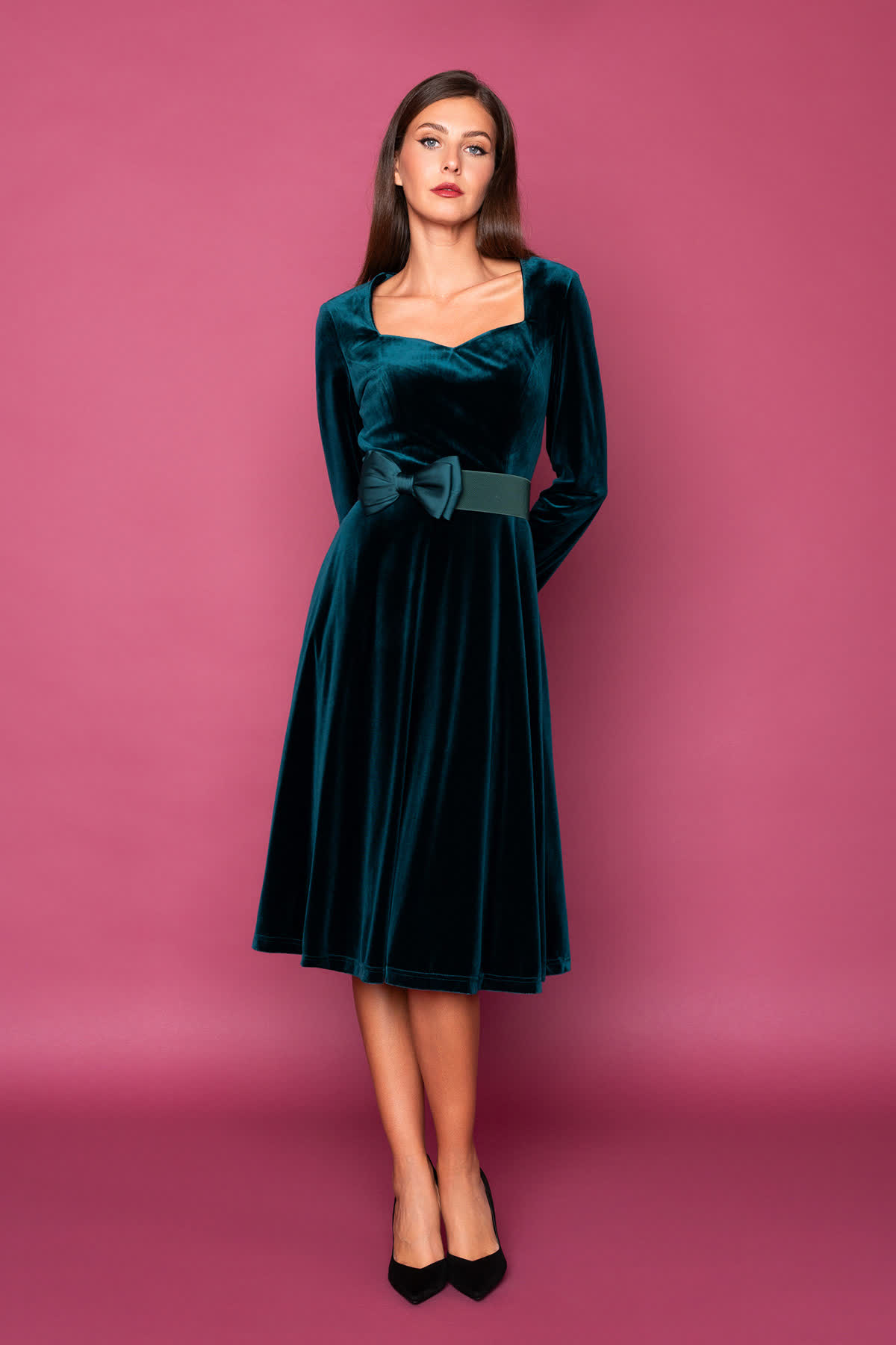 prasino-veloudo-vintage-forema-3 Πράσινο φόρεμα με μακριά μανίκια, λαιμουδιά σε σχήμα καρδιάς, εφαρμοστό στον κορμό και κλος φούστα μέχρι τη γάμπα, από μαλακό κι ελαστικό ύφασμα βελούδο, ιδανικό για μια ιδιαίτερη περίσταση.